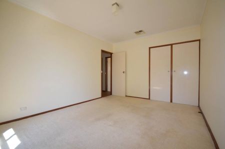 Perfect family home with ample space and a pool - Photo 4
