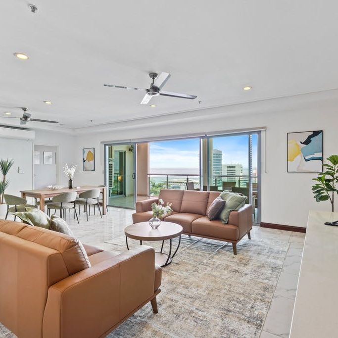 EXECUTIVE FURNISHED PENTHOUSE - Photo 1