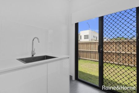 FAMILY HOME IN SHORELINE ESTATE - **BREAK LEASE** - Photo 3