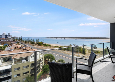 STUNNING BROADWATER VIEWS, MODERN, LIGHT-FILLED APARTMENT - Photo 5