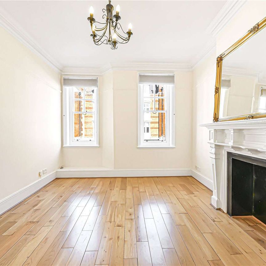 This two bedroom apartment on the popular St John’s Wood High Street. - Photo 1
