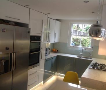 Beautiful spacious and welcoming bright room - Photo 2