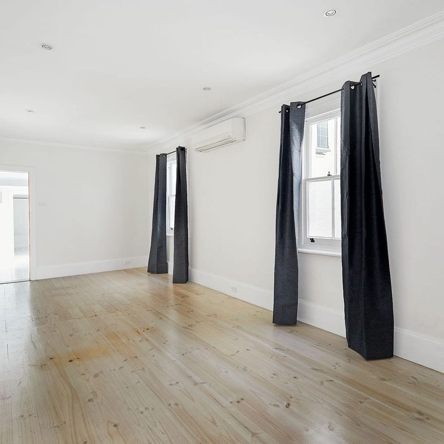 Period elegance meets modern versatility - Photo 1