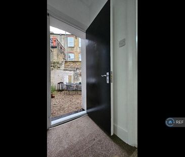 4 bedroom semi-detached house to rent - Photo 3