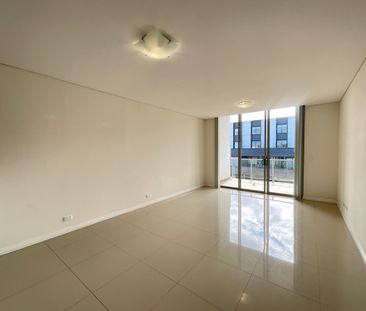 Spacious Modern Apartment For Lease Now! Split level! - Photo 6