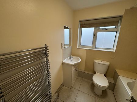 2 bedroom Apartment - Manor Parade, Hatfield - Photo 4