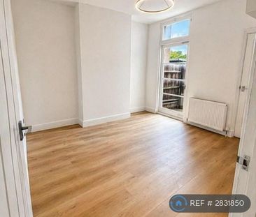 3 bedroom end of terrace house to rent - Photo 4