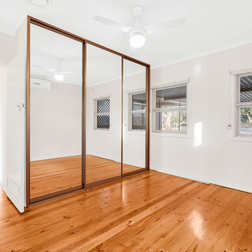 Character Family Home! - Photo 1