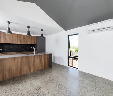 Stylish 2 Bedroom House - Photo 4