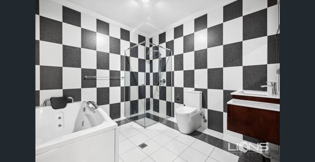 STYLISH & EXTRA LARGE! - Photo 1