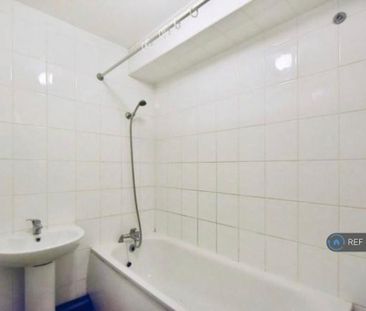 1 bedroom in a flat share to rent - Photo 3