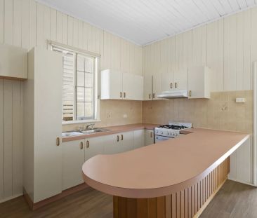 Charming Home In Kedron - Photo 5