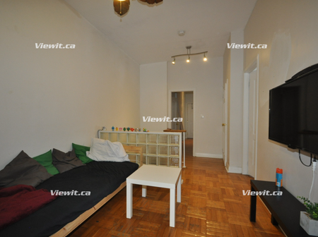 LARGE, bright 4 bedroom flat at Bloor and Bathurst - Photo 3