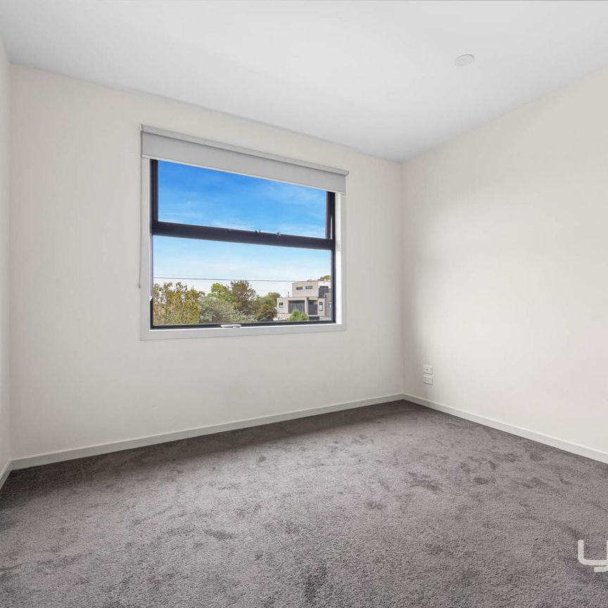 Modern Street-Facing Townhouse in Prime St Albans Location - Photo 1