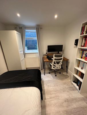 2 Bed Flat, Queenstown Road, SW8 - Photo 1