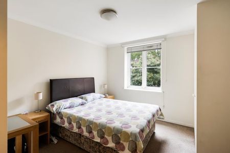 1 Bed Flat - Photo 2