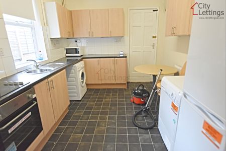 4 Bedroom Mid Terraced House - Photo 2