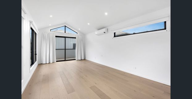 Brand new townhouse with premium finishes in prime pocation - Photo 1