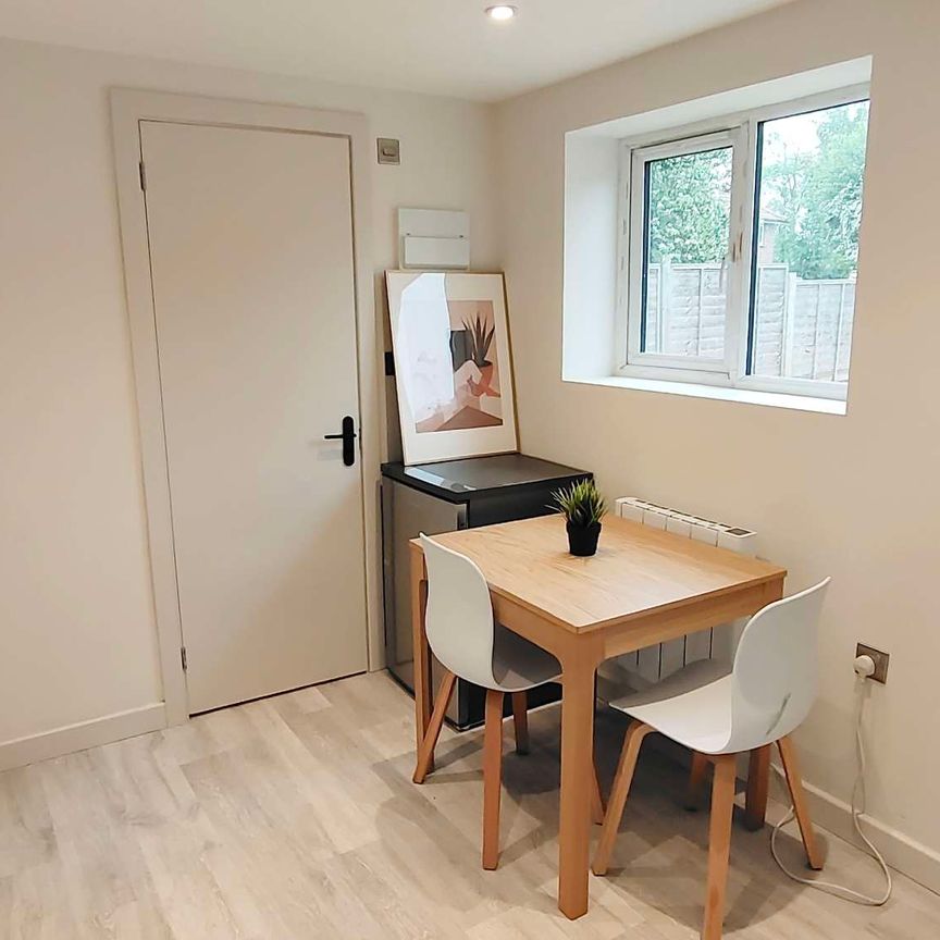 YOHO Kingston Addison Gardens 2b1b Garden (enter from 2b2b) Room 1 - Photo 1