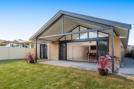 Modern Home That Will Impress&excl; Partly Furnished&excl; - Photo 5