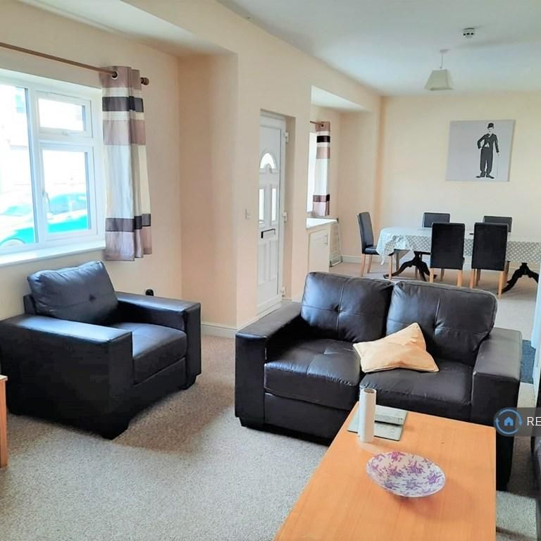 1 bedroom in a house share to rent - Photo 1