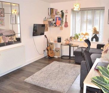 Station Approach, Coulsdon North, Coulsdon, CR5 - Photo 3