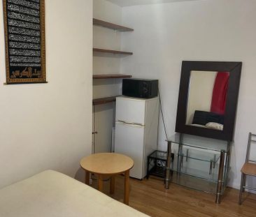 1 bedroom in a house share to rent - Photo 3