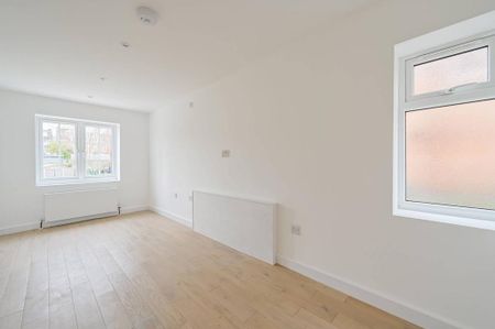 5 bedroom semi-detached house to rent - Photo 4