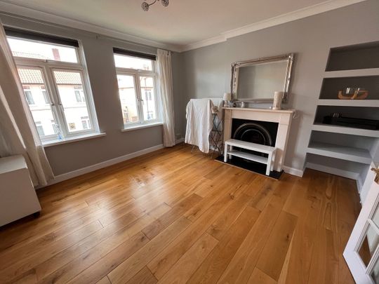 3 Bed Flat, Meade Close, W4 - Photo 1