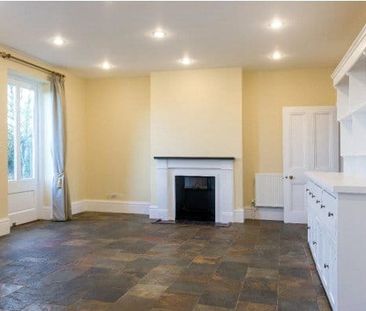 A detached period family house on the edge of village in North Oxfo... - Photo 1