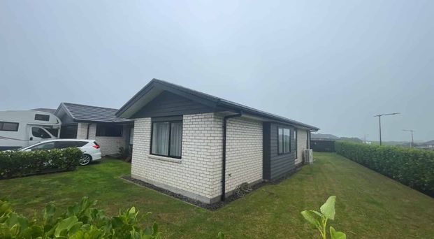 Stunning 4 bedroom low maintenance - Photo 1