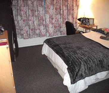 Next to Hull University, Spacious 4 Bed semi-detached student property - Photo 4