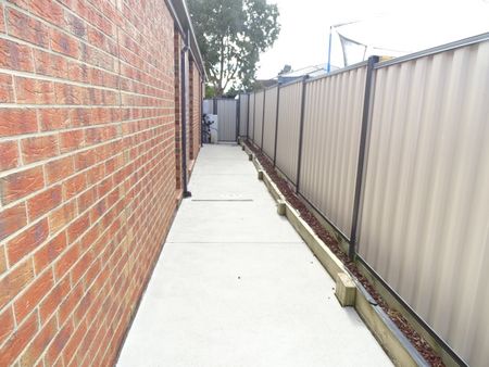Modern 4-Bedroom Family Home - Comfort, Space & Style! - Photo 2