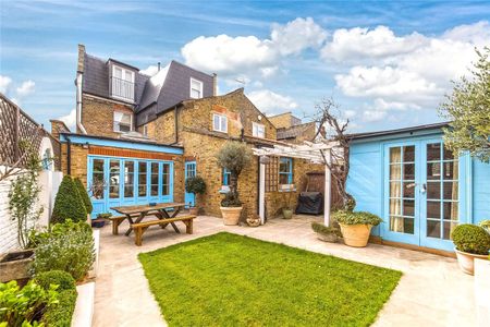 Stunning ground floor apartment with a beautiful garden and a useful outbuilding situated between the Wandsworth Bridge Road and South Park. - Photo 5