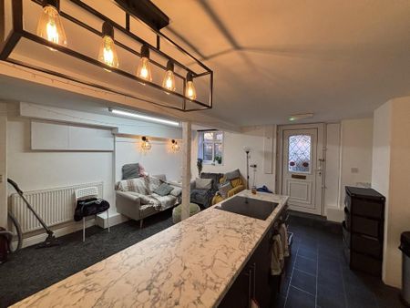 3 bedroom flat to rent - Photo 3