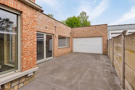 GELIJKVLOERS APPARTEMENT MET GARAGE EN TUIN - Photo 2