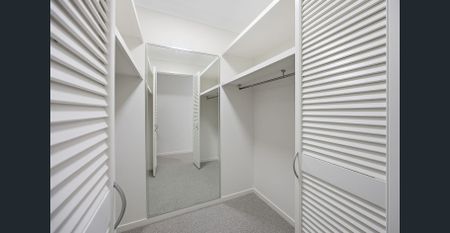 Beachside Broadbeach Living - Spacious 3 Bedroom Top Level Apartment - Photo 2