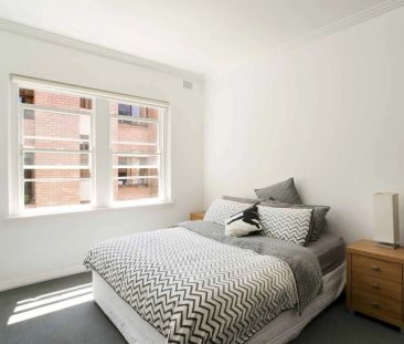 Top-Floor Art Deco Gem in Premier Harbourside Pocket - Photo 2