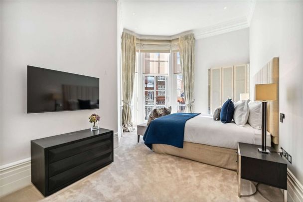 Interior designed two bedroom apartment with over 4m high ceilings and beautiful period features located in a prime Knightsbridge location. - Photo 1