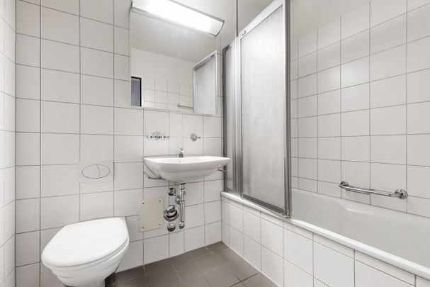 **Spacious ground floor apartment with garden seating area** - Photo 1