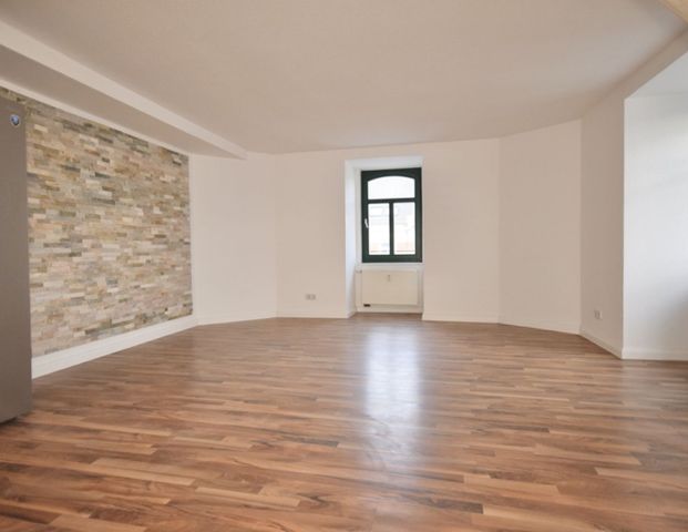 Laminat • 2 Zimmer • schicke Dekortapete • Einbauküche • offene Küche am Wohnzimmer • jetzt ansehen? - Foto 1