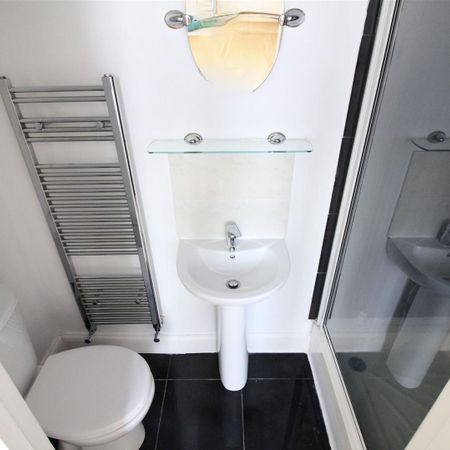 Wood Lane, Isleworth - Photo 3