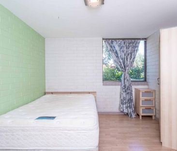 Bright, Modern Ground Floor Unit - Photo 5