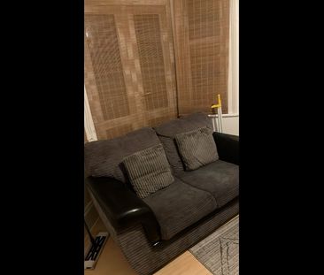 1 Bed Flat, East Ham, E6 - Photo 2