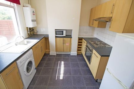 2 bedroom terraced house to rent - Photo 2