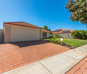 Renovated family living on a generously sized block - Photo 4