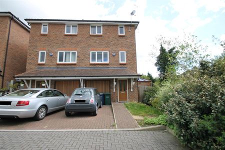 4 bed semi-detached house to rent in Earlsbury Gardens, Edgware, HA8 - Photo 5