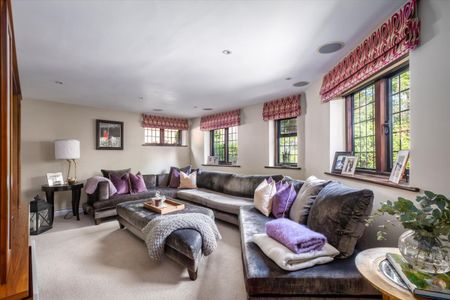 A superb countryside home with spectacular views, a tennis court, swimming pool, putting green & stables situated close to Guildford Town, available to let. - Photo 2