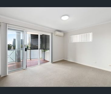 Stunning 3-Bedroom Riverfront Apartment with Unbeatable Views - Photo 3