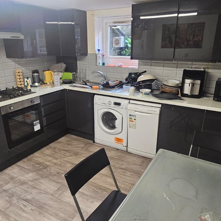 5 Bed - 18 Ashville Avenue, Hyde Park, Leeds - LS6 1LX - Student - Photo 1